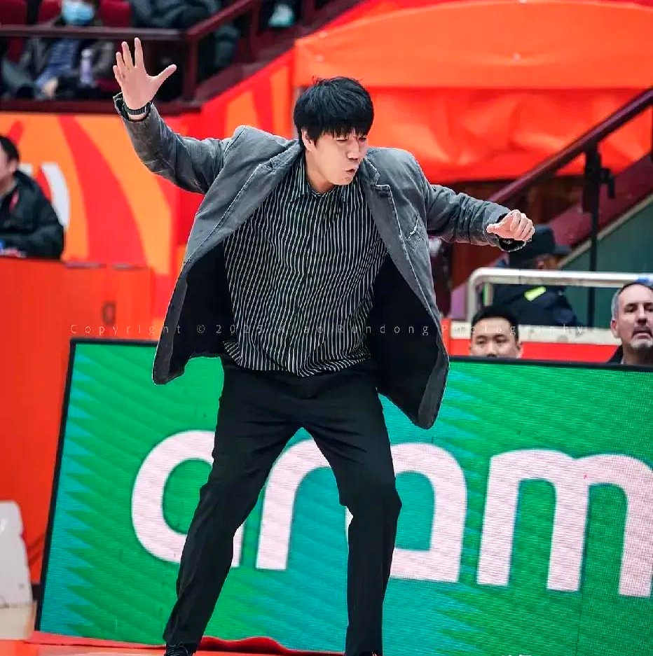 转会期突围战来临，山东男篮围绕CBA季后赛止住颓势，气氛紧张，轮换策略成焦点的简单介绍-爱游戏app